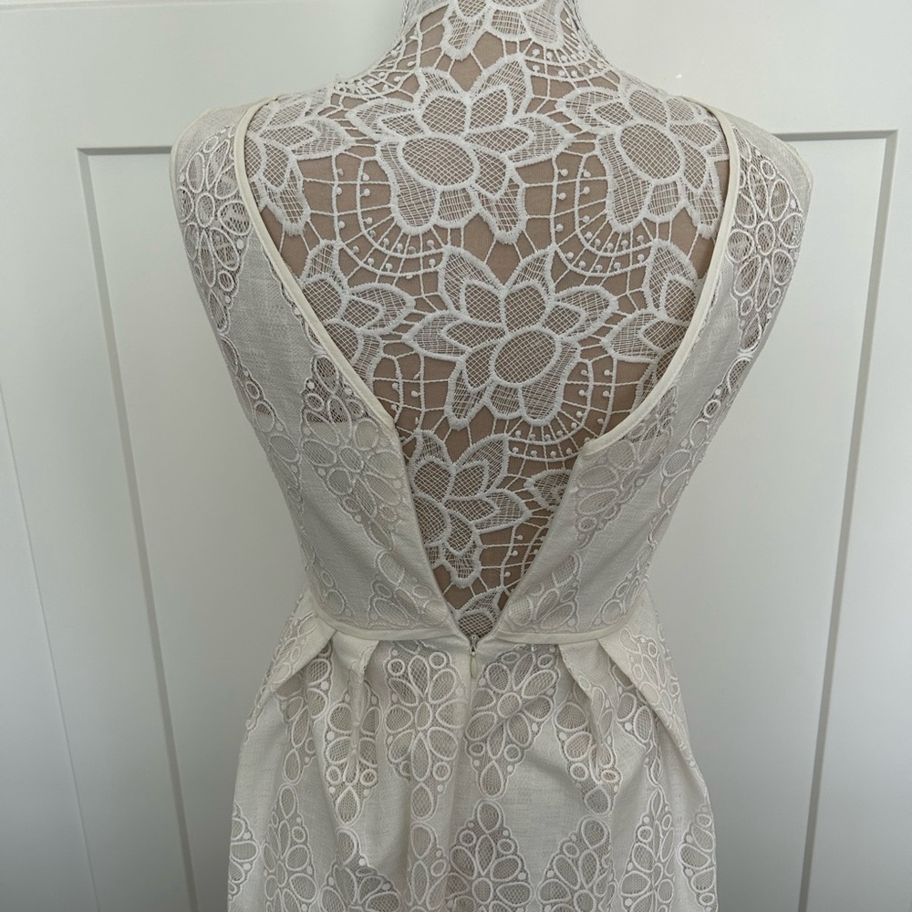 Elegant White Lace Dress - Picture 5 of 5